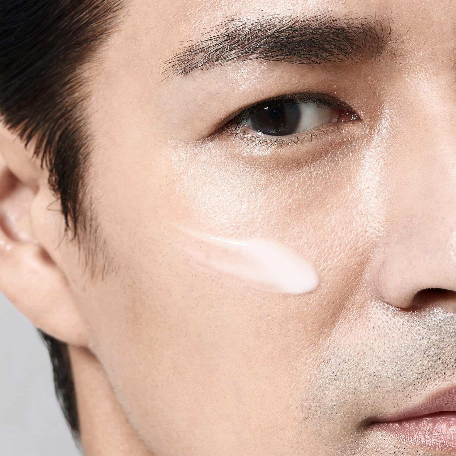 Shiseido Men Energizing Moisturizer Extra Light Fluid - 100 mL - Reduce the Look of Fine Lines, Dullness & Dry Skin - Non-Greasy, Extra-Light Texture